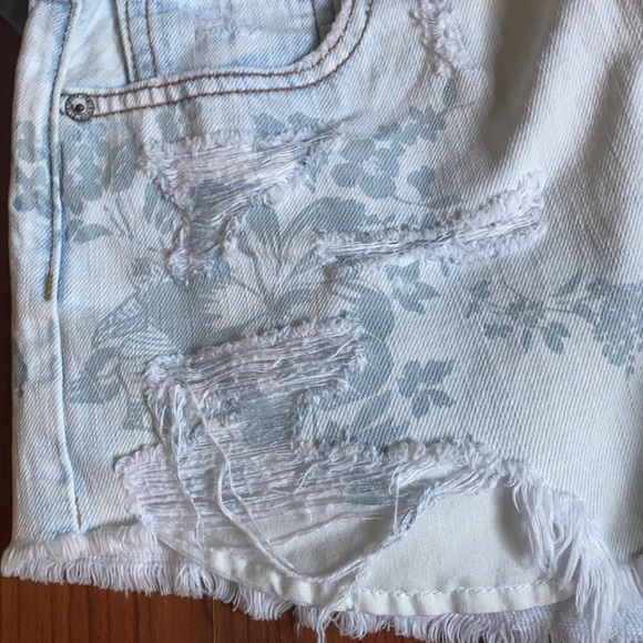 Distressed American Eagle jean shorts - Picture 9 of 11